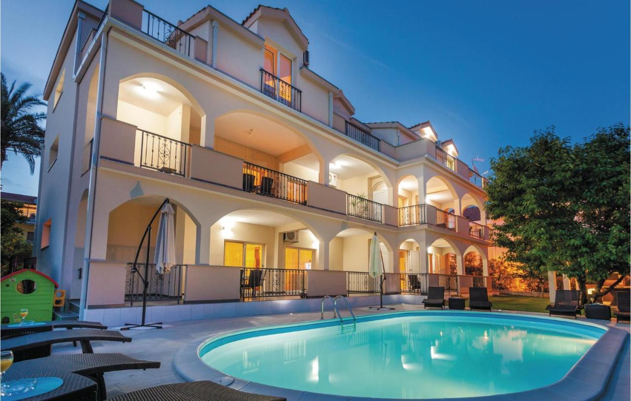 Lovely Apartment In Kastel Stafilic With Jacuzzi Kaštela Exterior foto
