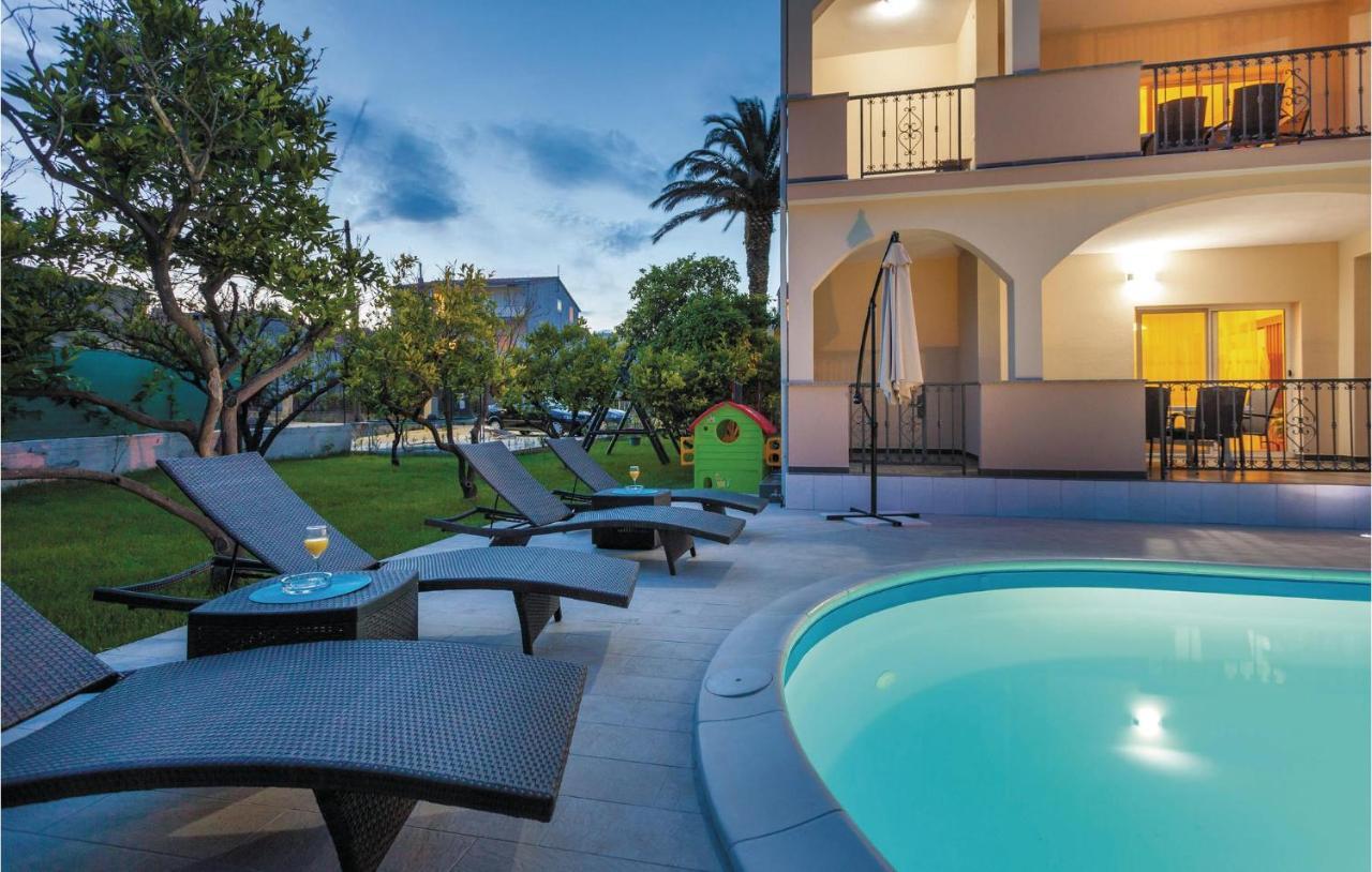 Lovely Apartment In Kastel Stafilic With Jacuzzi Kaštela Exterior foto