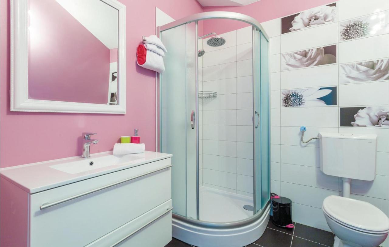 Lovely Apartment In Kastel Stafilic With Jacuzzi Kaštela Exterior foto